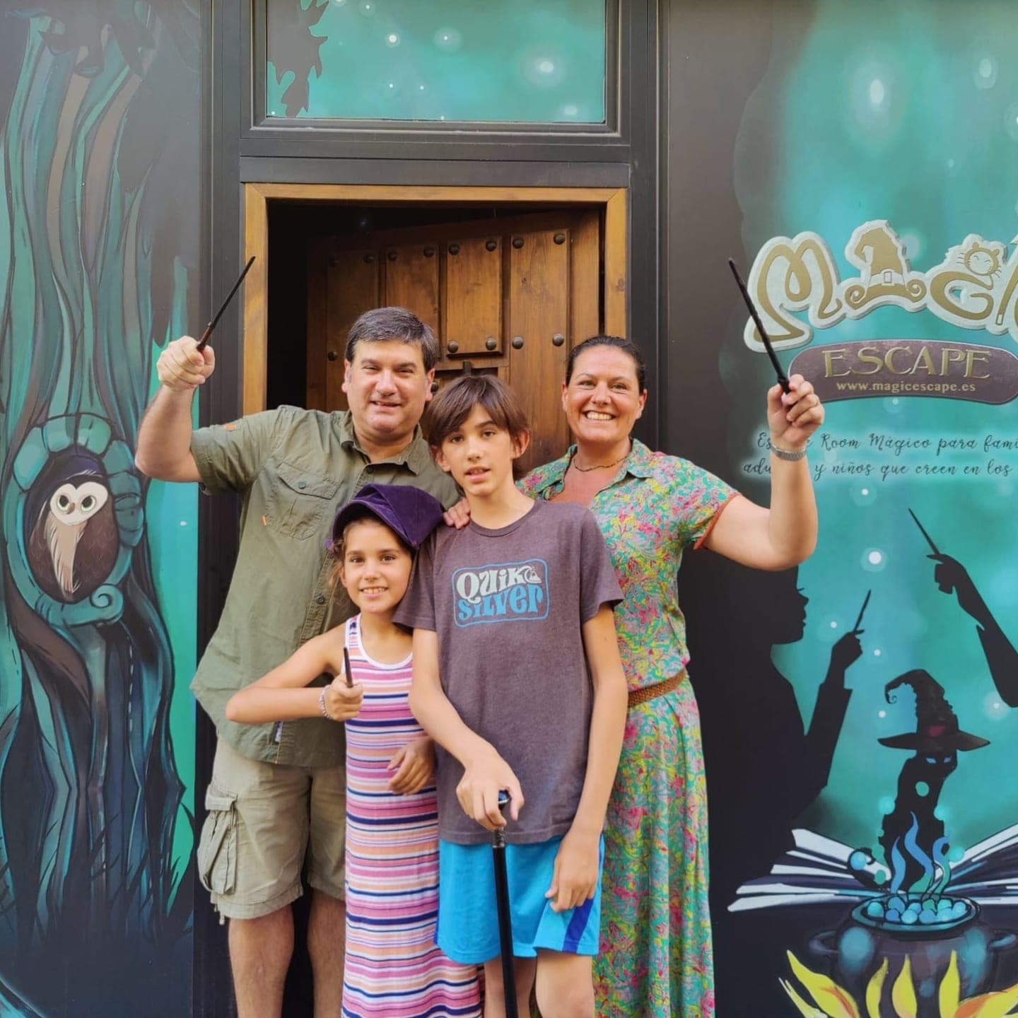 Una familia con varitas celebrando en la puerta de Magic Escape al acabar el juego.